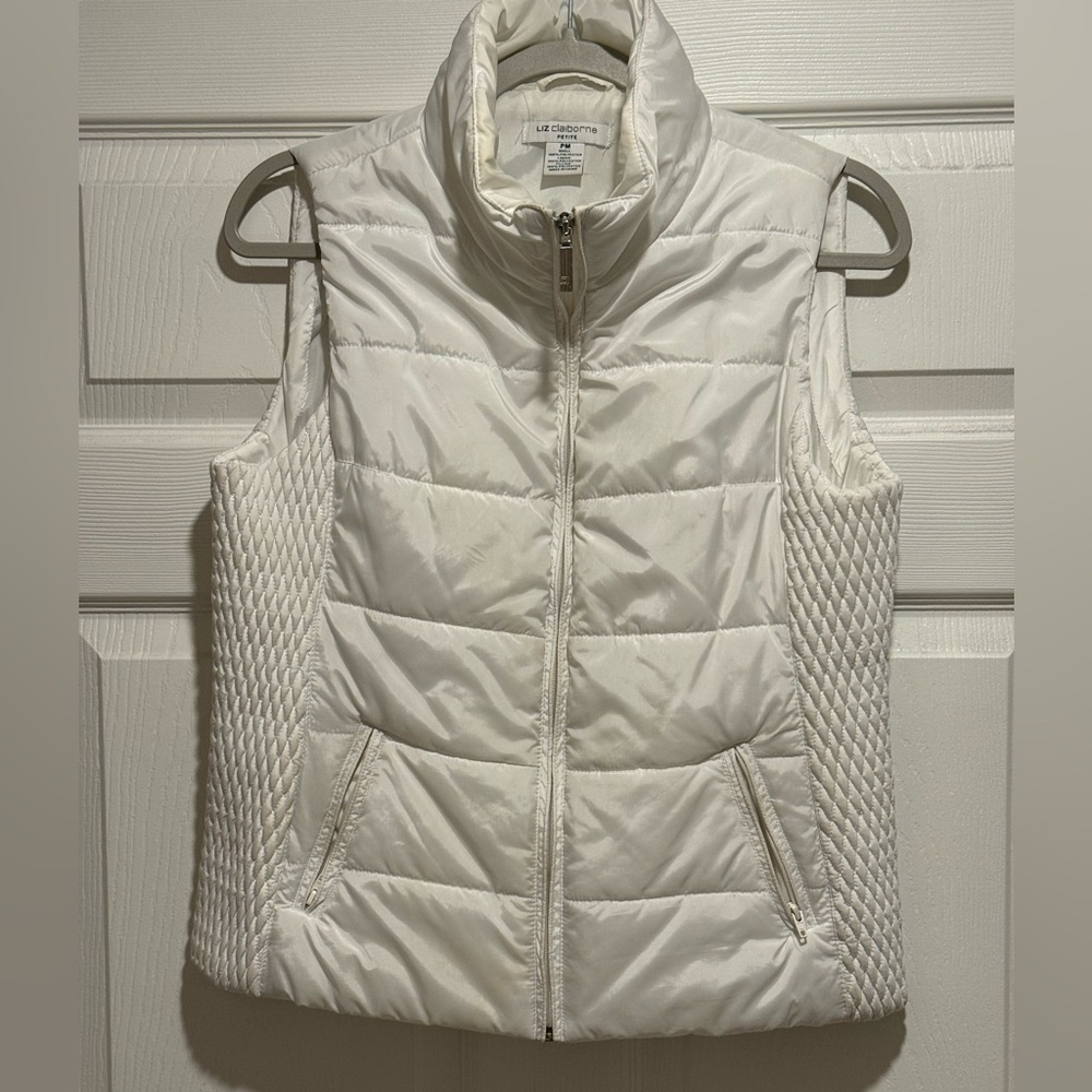 Women’s Liz Claiborne Light Weight White Vest. Size Petite. Excellent Condition.